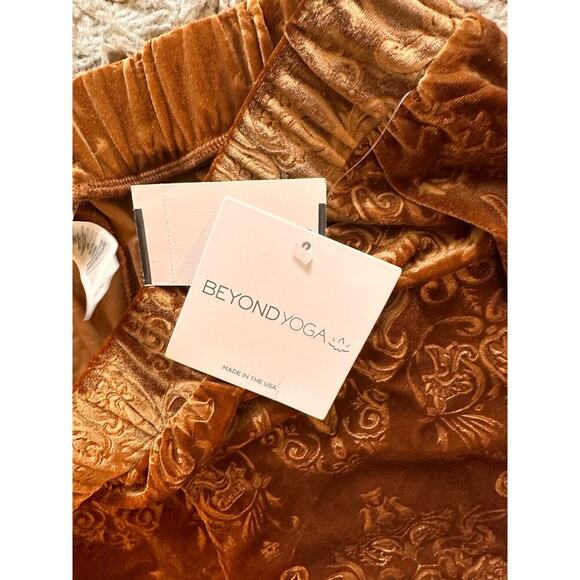 NWT Beyond Yoga Velvet Paisley Wide Leg Flare Pants Size Medium - Picture 7 of 9